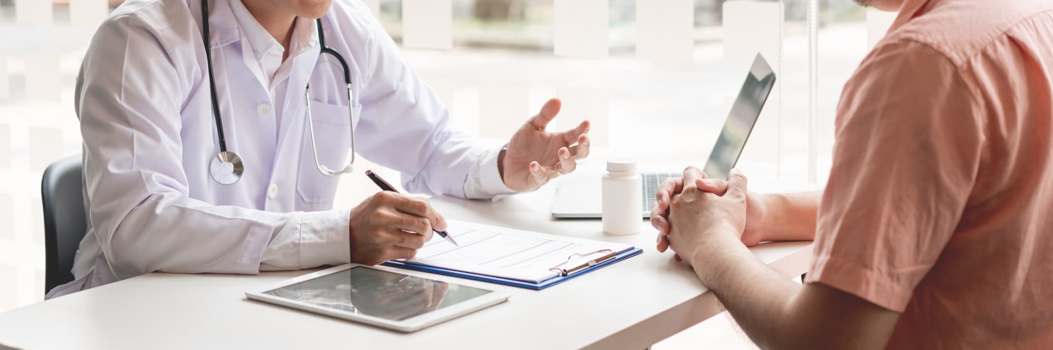 医師が問診している写真