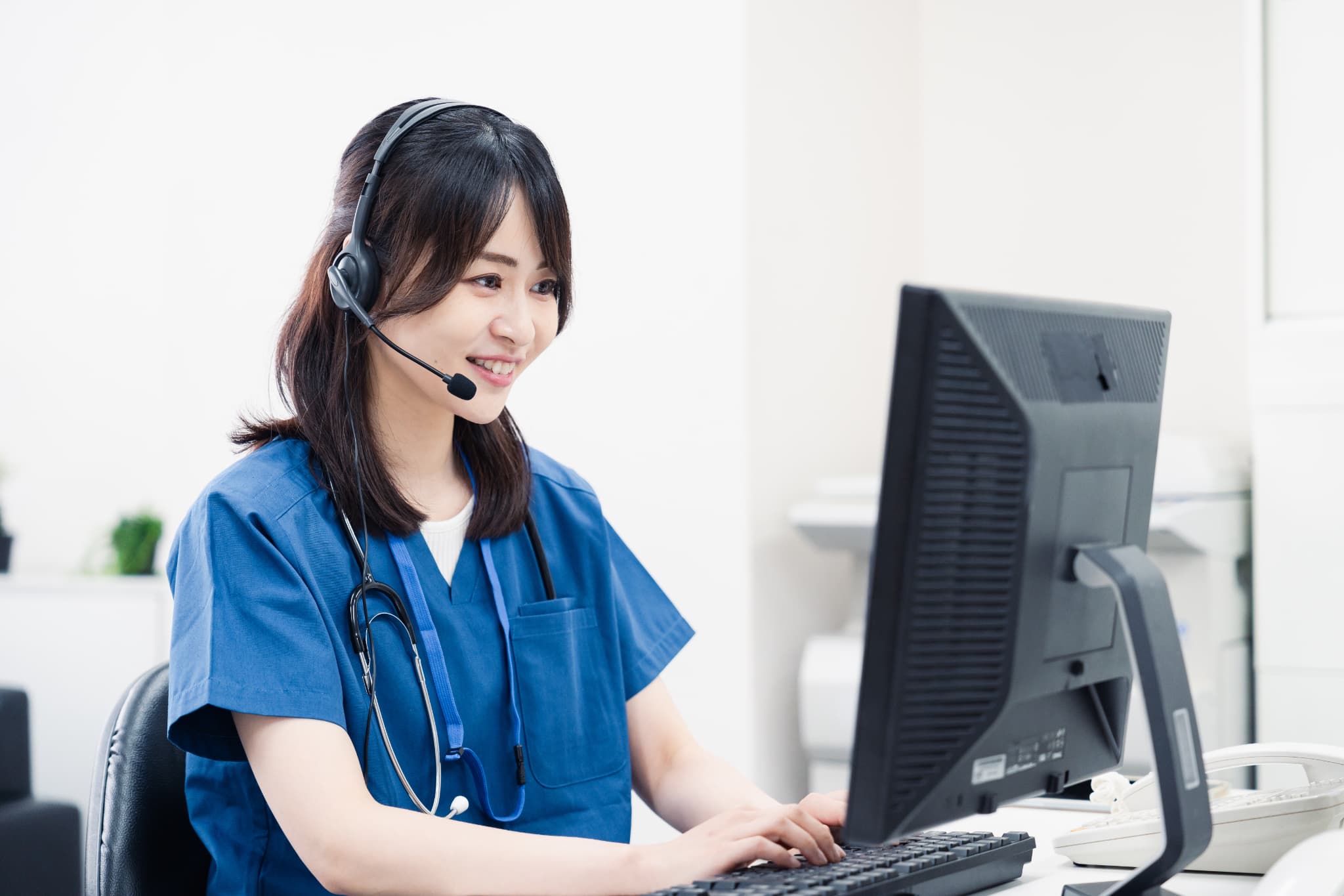 パソコンで通話している医師の写真
