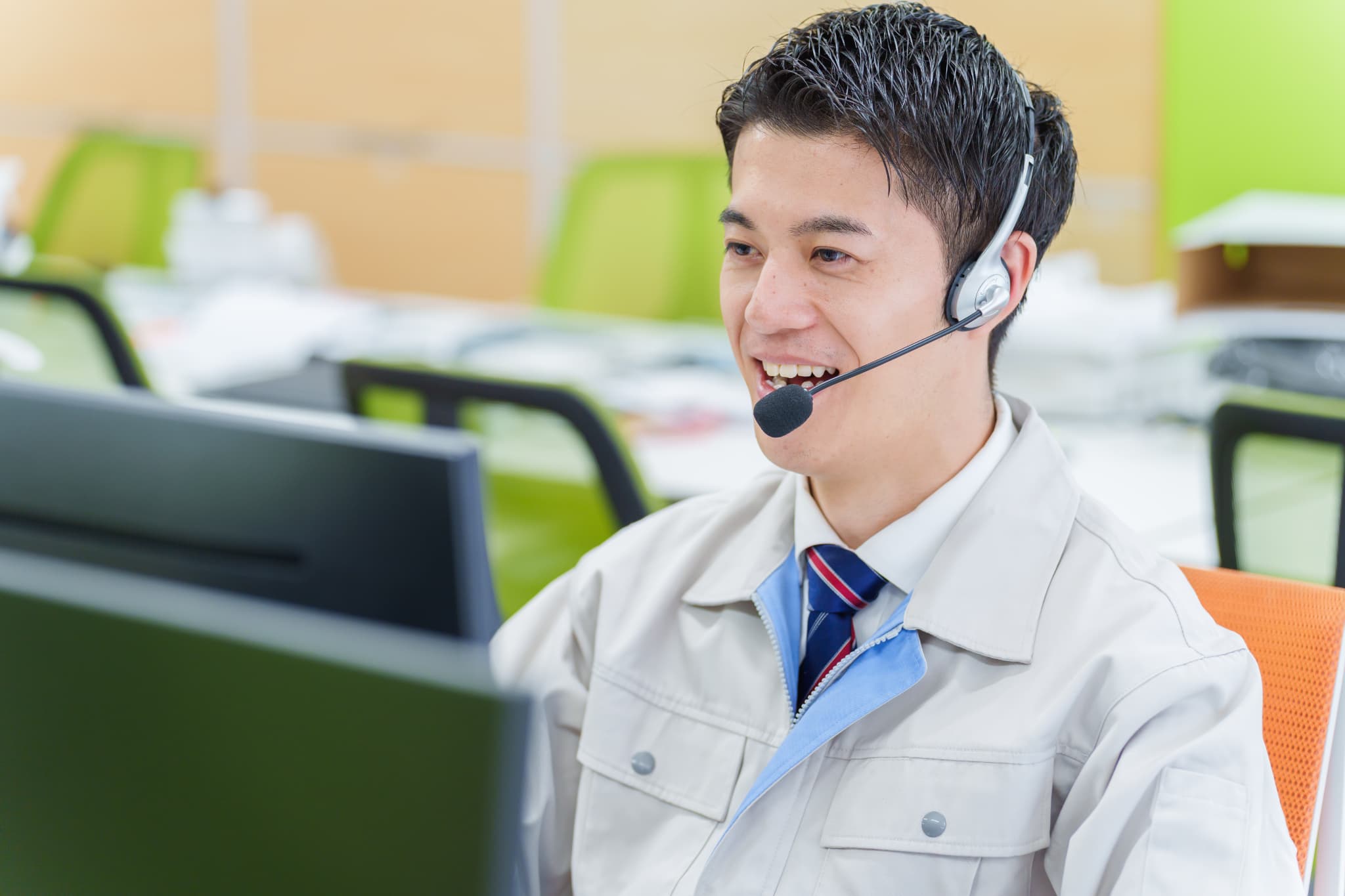 パソコンで通話している人の写真