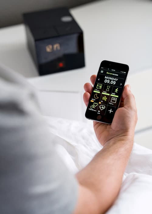 CPAPをつけて寝ている人の写真